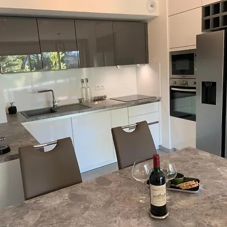 Climatise Les Pieds Dans L'eau Pour 6 Personnes Avec 1 Parentale, 1 Double Et 1 Mini Piscine Sur Le Toit Clim Garage