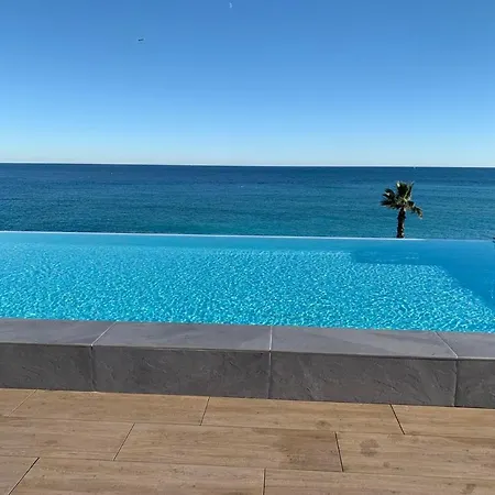 Climatise Les Pieds Dans L'eau Pour 6 Personnes Avec 1 Parentale, 1 Double Et 1 Mini Piscine Sur Le Toit Clim Garage شقة