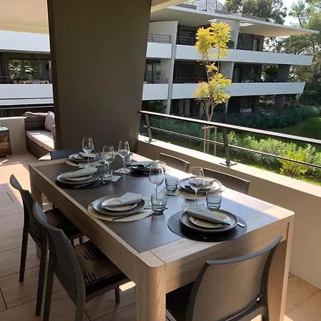 Climatise Les Pieds Dans L'eau Pour 6 Personnes Avec 1 Parentale, 1 Double Et 1 Mini Piscine Sur Le Toit Clim Garage * فينوف لوبيه