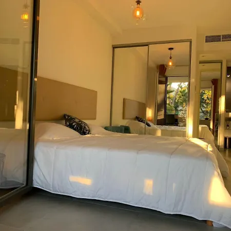 Climatise Les Pieds Dans L'eau Pour 6 Personnes Avec 1 Parentale, 1 Double Et 1 Mini Piscine Sur Le Toit Clim Garage Apartment