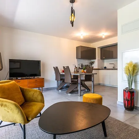 Climatise Les Pieds Dans L'eau Pour 6 Personnes Avec 1 Parentale, 1 Double Et 1 Mini Piscine Sur Le Toit Clim Garage فينوف لوبيه