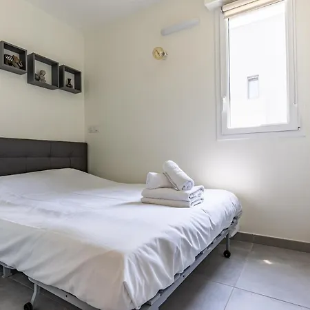 Climatise Les Pieds Dans L'eau Pour 6 Personnes Avec 1 Parentale, 1 Double Et 1 Mini Piscine Sur Le Toit Clim Garage فينوف لوبيه