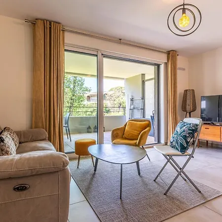 Climatise Les Pieds Dans L'eau Pour 6 Personnes Avec 1 Parentale, 1 Double Et 1 Mini Piscine Sur Le Toit Clim Garage * فينوف لوبيه