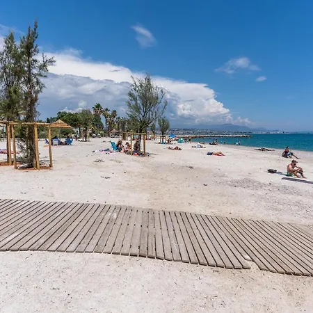 Climatise Les Pieds Dans L'eau Pour 6 Personnes Avec 1 Parentale, 1 Double Et 1 Mini Piscine Sur Le Toit Clim Garage *