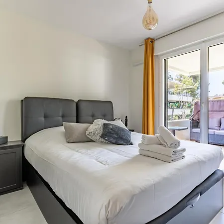 Climatise Les Pieds Dans L'eau Pour 6 Personnes Avec 1 Parentale, 1 Double Et 1 Mini Piscine Sur Le Toit Clim Garage