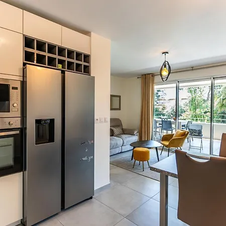 Climatise Les Pieds Dans L'eau Pour 6 Personnes Avec 1 Parentale, 1 Double Et 1 Mini Piscine Sur Le Toit Clim Garage