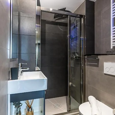 Climatise Les Pieds Dans L'eau Pour 6 Personnes Avec 1 Parentale, 1 Double Et 1 Mini Piscine Sur Le Toit Clim Garage *