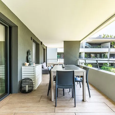 Climatise Les Pieds Dans L'eau Pour 6 Personnes Avec 1 Parentale, 1 Double Et 1 Mini Piscine Sur Le Toit Clim Garage