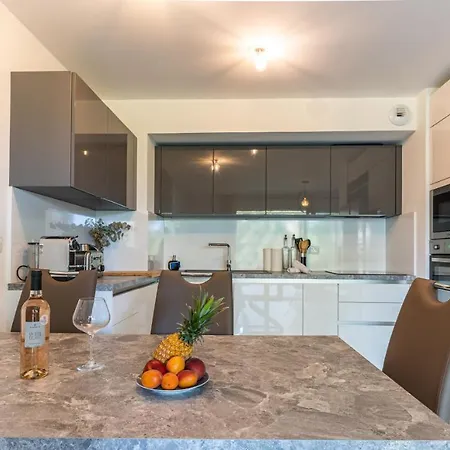 Climatise Les Pieds Dans L'eau Pour 6 Personnes Avec 1 Parentale, 1 Double Et 1 Mini Piscine Sur Le Toit Clim Garage