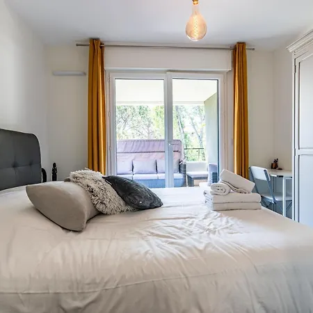 Climatise Les Pieds Dans L'eau Pour 6 Personnes Avec 1 Parentale, 1 Double Et 1 Mini Piscine Sur Le Toit Clim Garage شقة