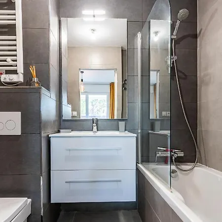 Climatise Les Pieds Dans L'eau Pour 6 Personnes Avec 1 Parentale, 1 Double Et 1 Mini Piscine Sur Le Toit Clim Garage *