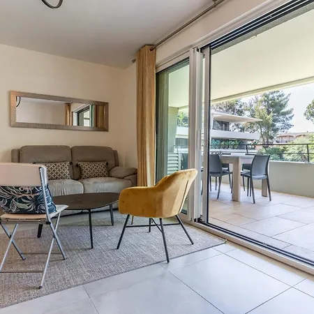 Climatise Les Pieds Dans L'eau Pour 6 Personnes Avec 1 Parentale, 1 Double Et 1 Mini Piscine Sur Le Toit Clim Garage فينوف لوبيه