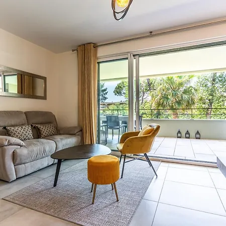 Climatise Les Pieds Dans L'eau Pour 6 Personnes Avec 1 Parentale, 1 Double Et 1 Mini Piscine Sur Le Toit Clim Garage شقة