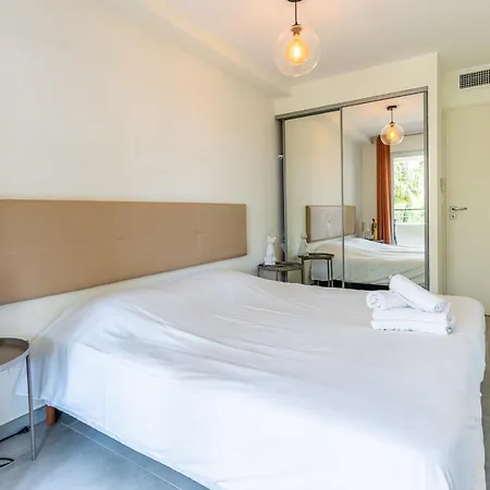 Climatise Les Pieds Dans L'eau Pour 6 Personnes Avec 1 Parentale, 1 Double Et 1 Mini Piscine Sur Le Toit Clim Garage Apartment Villeneuve-Loubet