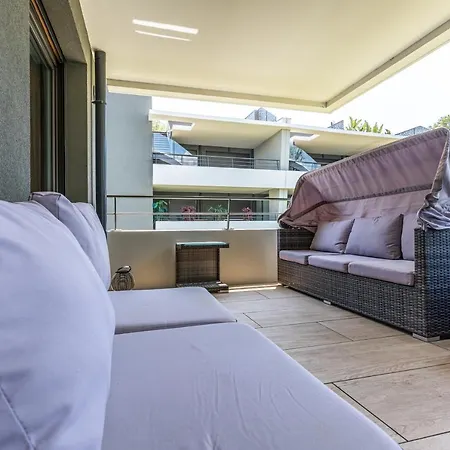 Climatise Les Pieds Dans L'eau Pour 6 Personnes Avec 1 Parentale, 1 Double Et 1 Mini Piscine Sur Le Toit Clim Garage