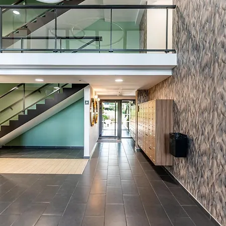 Climatise Les Pieds Dans L'eau Pour 6 Personnes Avec 1 Parentale, 1 Double Et 1 Mini Piscine Sur Le Toit Clim Garage